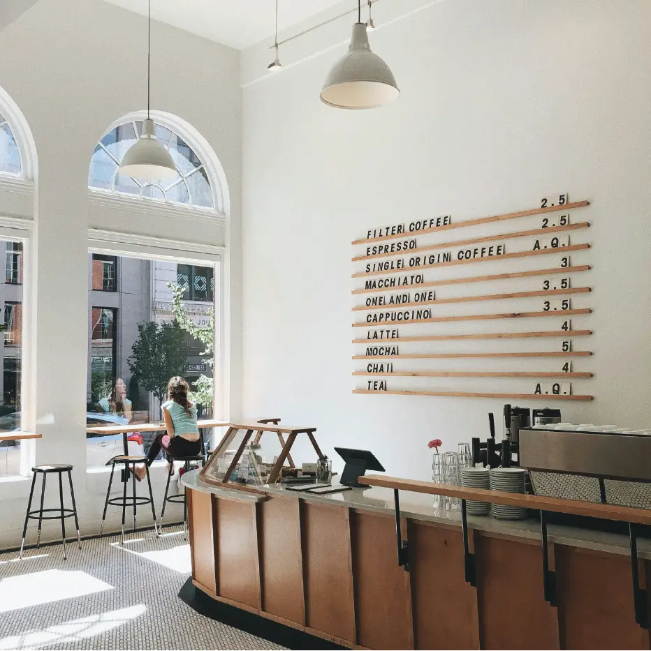 Système d'identité de marque pour un concept de café multi-expériences